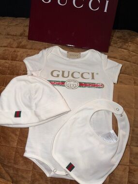Gucci White Baby Bodysuit, Hat & Bib with Green-Red Stripe-LIKE NEW